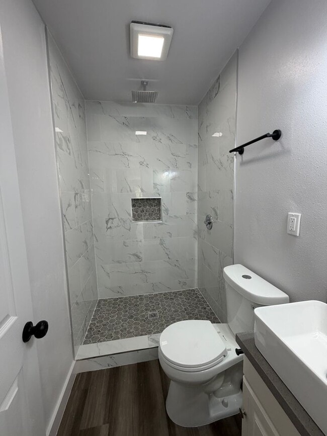 Building Photo - 601 W 94th St