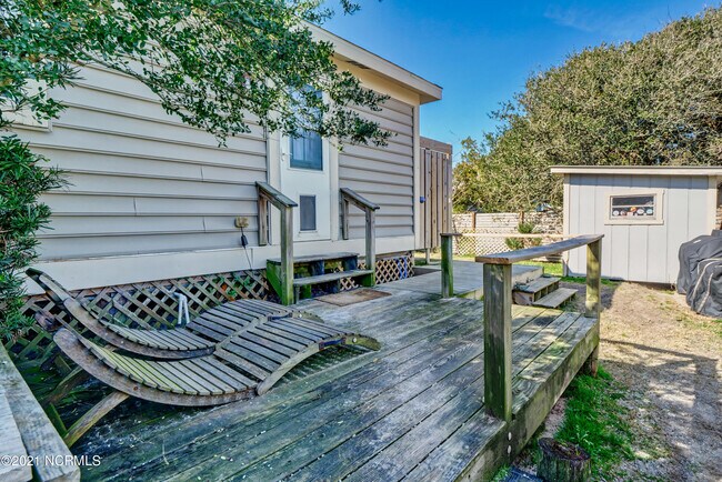 Building Photo - 2681 Island Dr