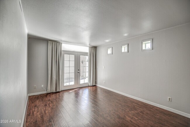 Building Photo - 8647 E Devonshire Ave