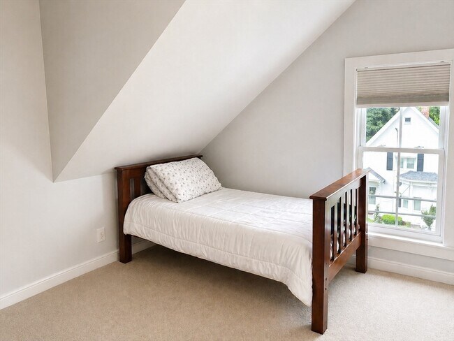 Building Photo - 7 Forest Ave