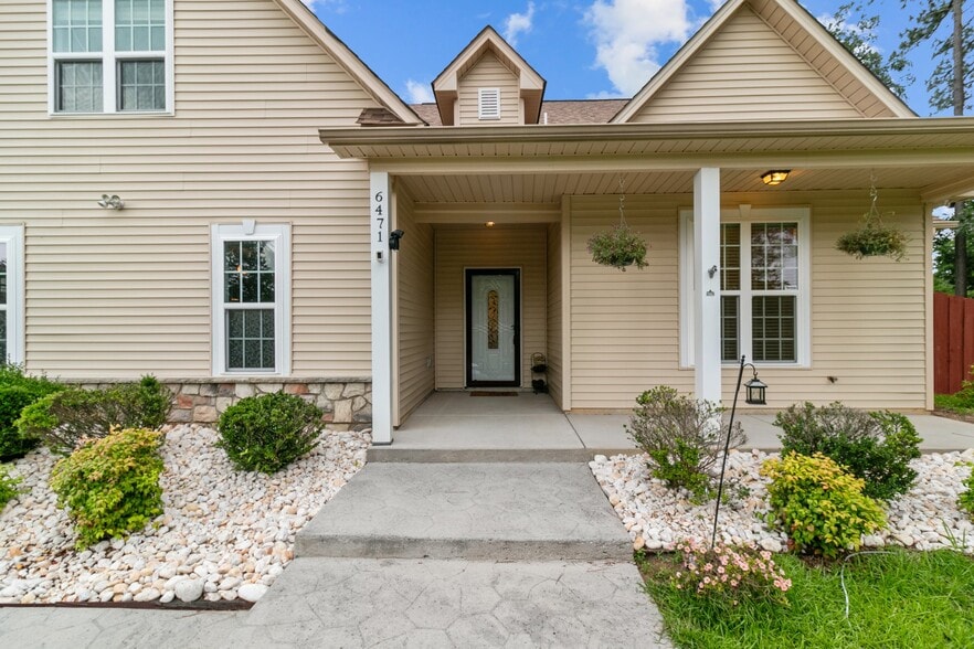 Building Photo - 6471 Chamblee Dr