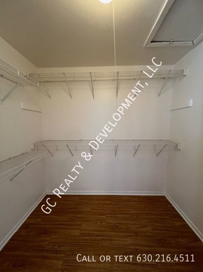 Building Photo - 1800 Jamestown Cir