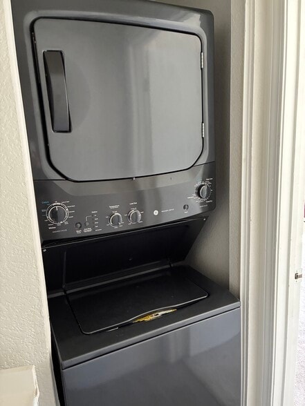 Washer/dryer - 1025 Southwood Dr