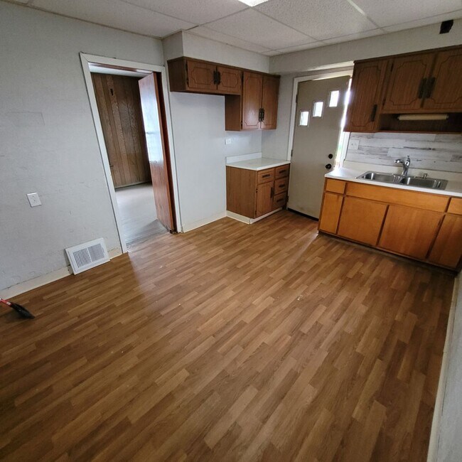 Building Photo - Single Family Home 3 beds 1 bath FOR RENT!