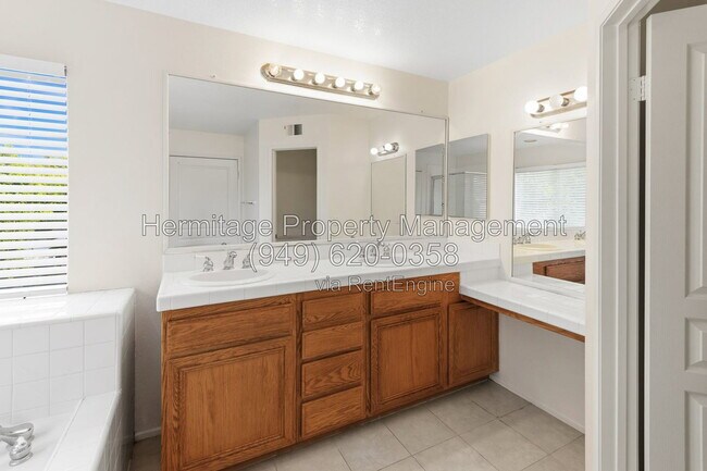 Building Photo - 51 Avanzare