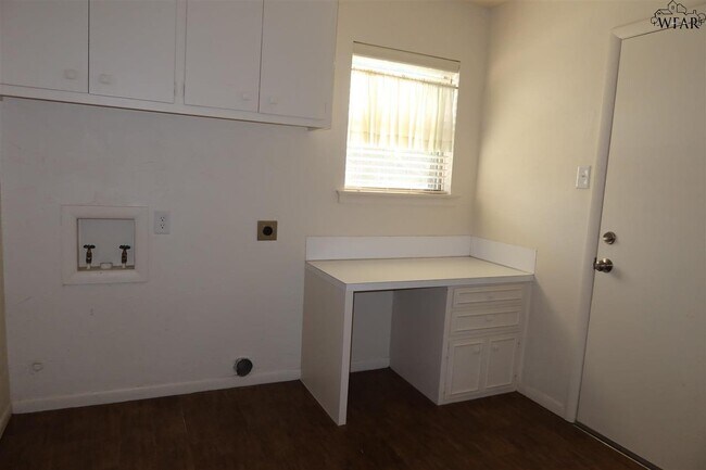 Building Photo - 1544 Sweetbriar Dr