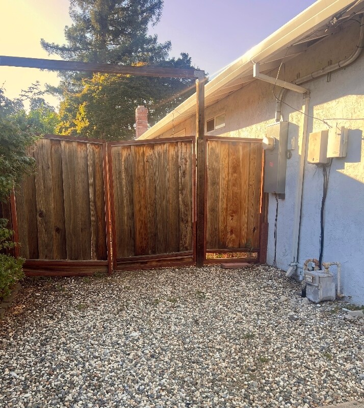 Building Photo - 3985 Royal Arch Dr
