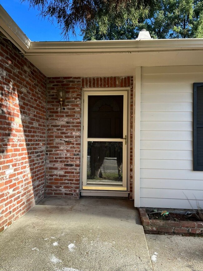 Building Photo - Beautiful One-Level Home with Sunroom, Vaulted Ceilings & Multiple Living Areas