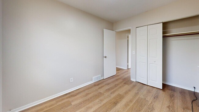 Building Photo - Elyria - updated 3 bed/1 bath townhouse fo...