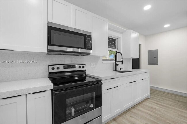 Building Photo - 331 W 40th Pl