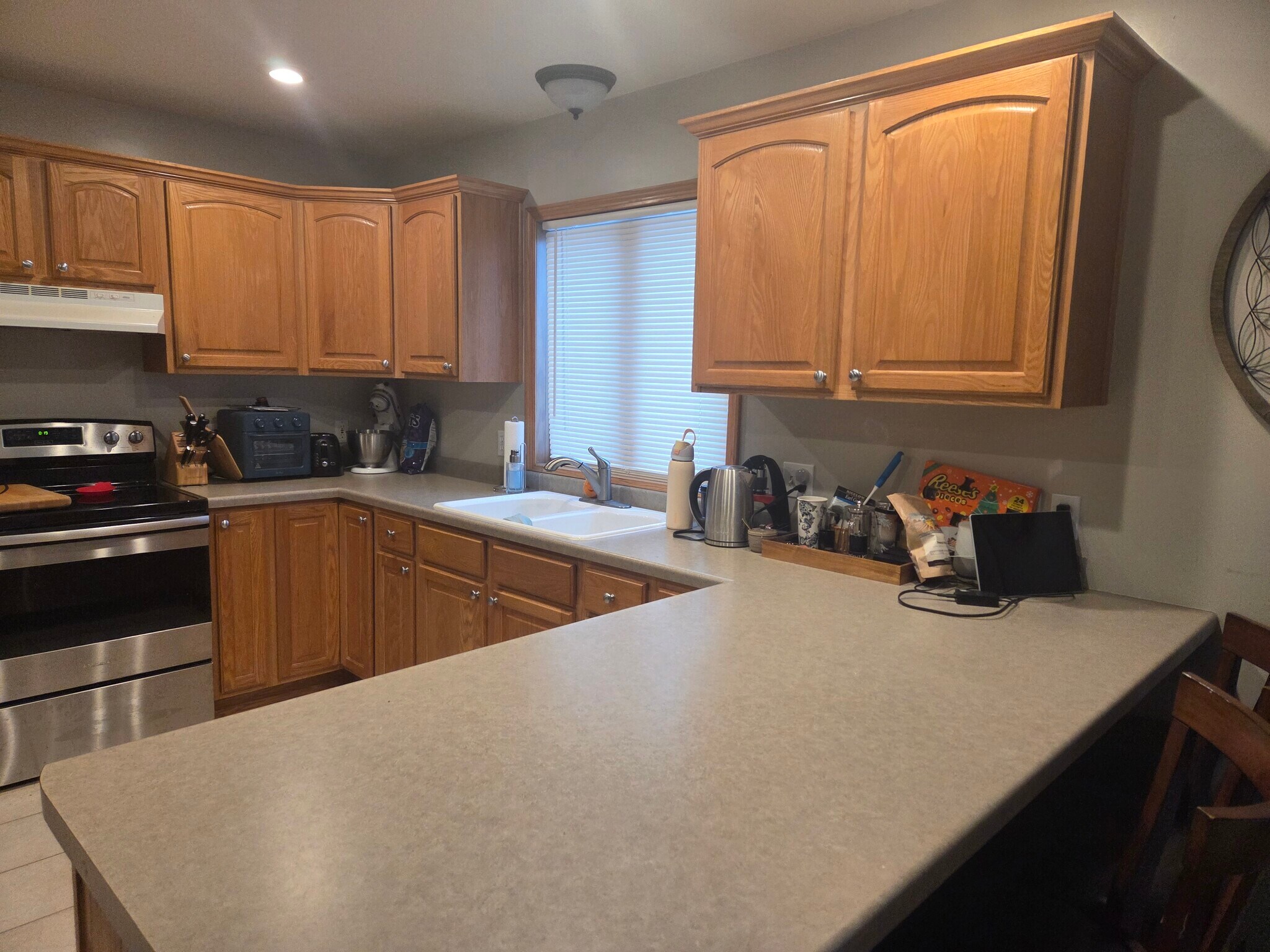 Kitchen with Breakfast bar - 1903 Sagebrush Way