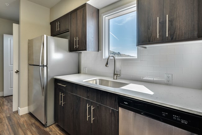 Building Photo - 2200 E Warm Springs Ave