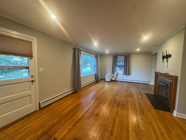Building Photo - Beautiful Single Family Home in Quiet Neig...