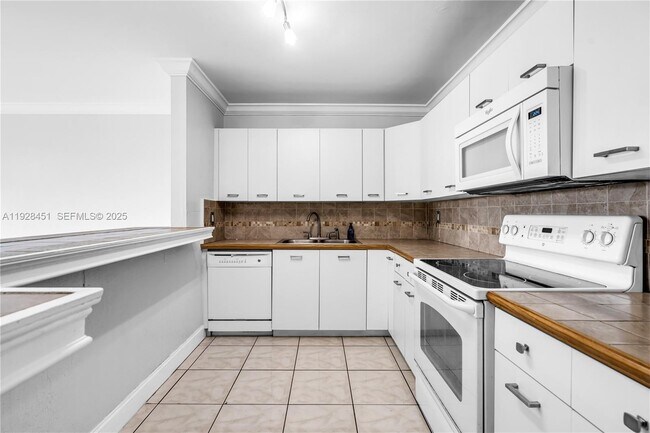 Building Photo - 14840 Naranja Lakes Blvd