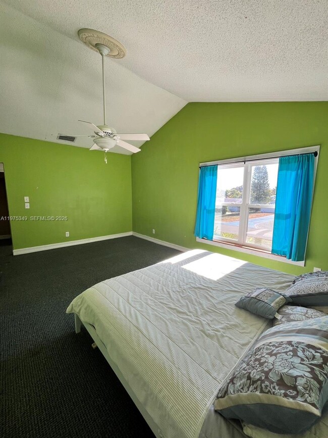 Building Photo - 8075 SE Palm St