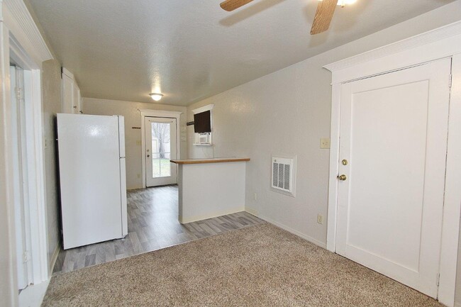 Building Photo - 815 E 1st St