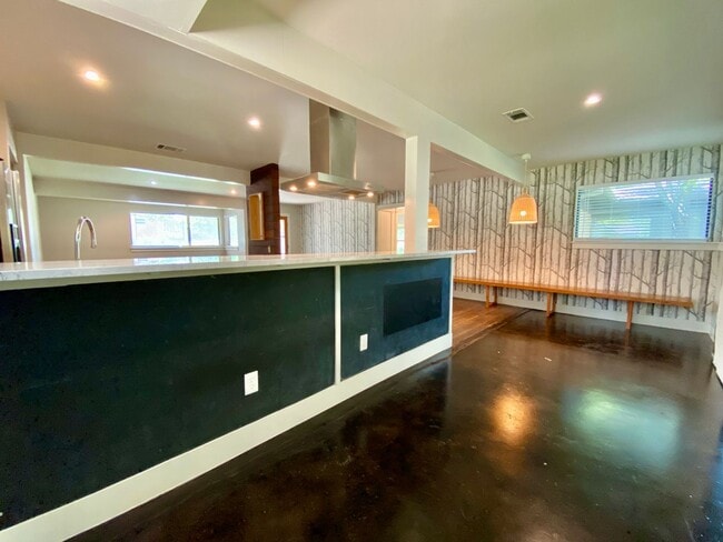 Building Photo - Charming 4 Bedrooms, 3 Bathrooms Home in Allandale!!!!