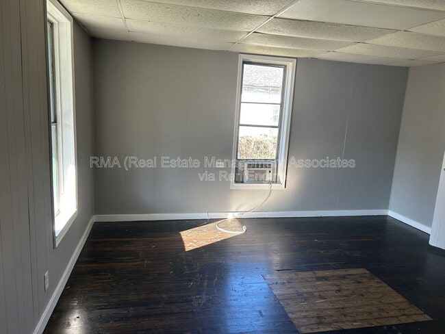 Building Photo - 18 6th St