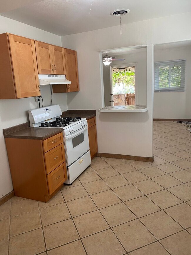 Building Photo - La Luna