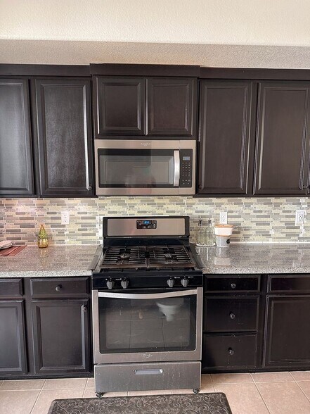 Building Photo - 25393 Parklane Dr