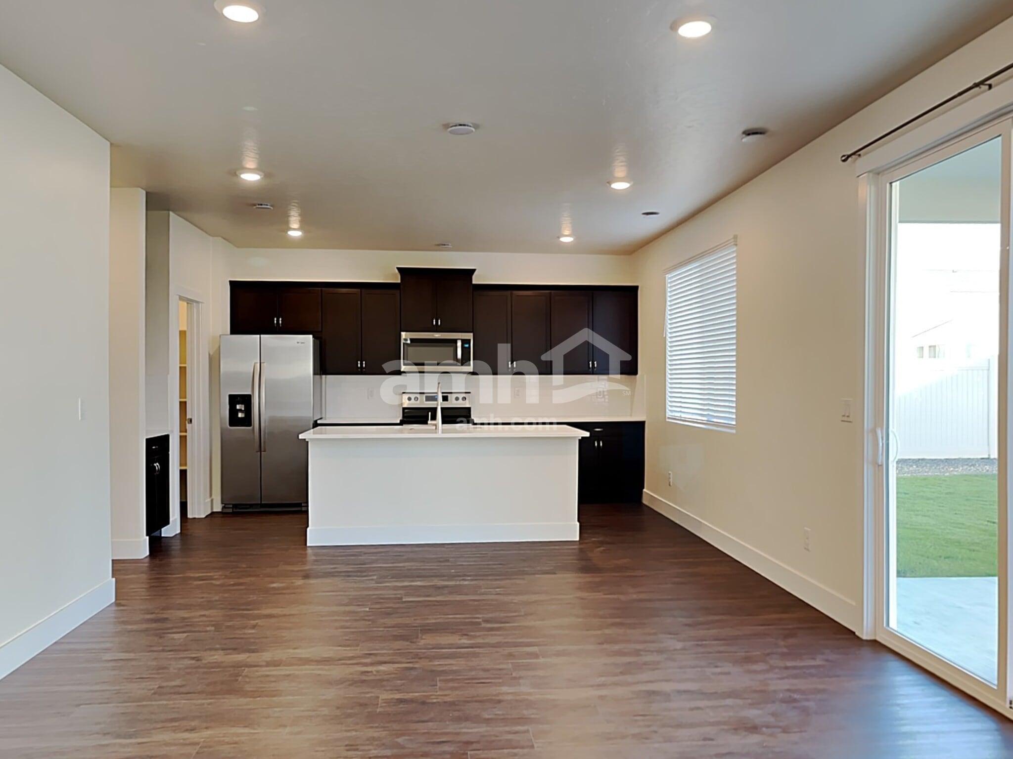 Building Photo - 1366 N Barkvine Ave