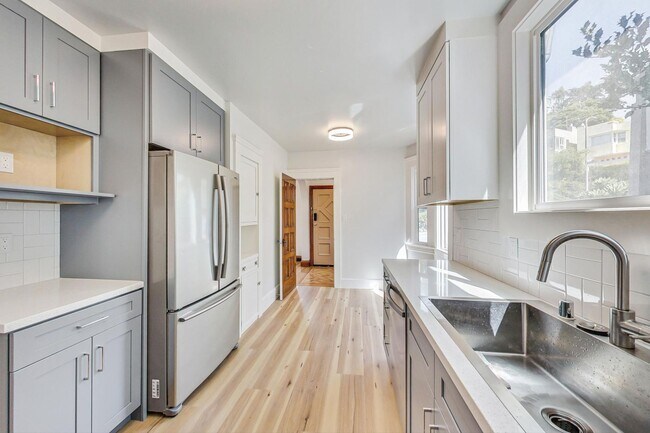 Building Photo - Introducing the Perfect Blend of Elegance and Comfort in San Francisco's Westwood Highlands!