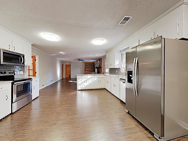 Building Photo - 4200 Oakridge Dr Columbia SC 29204