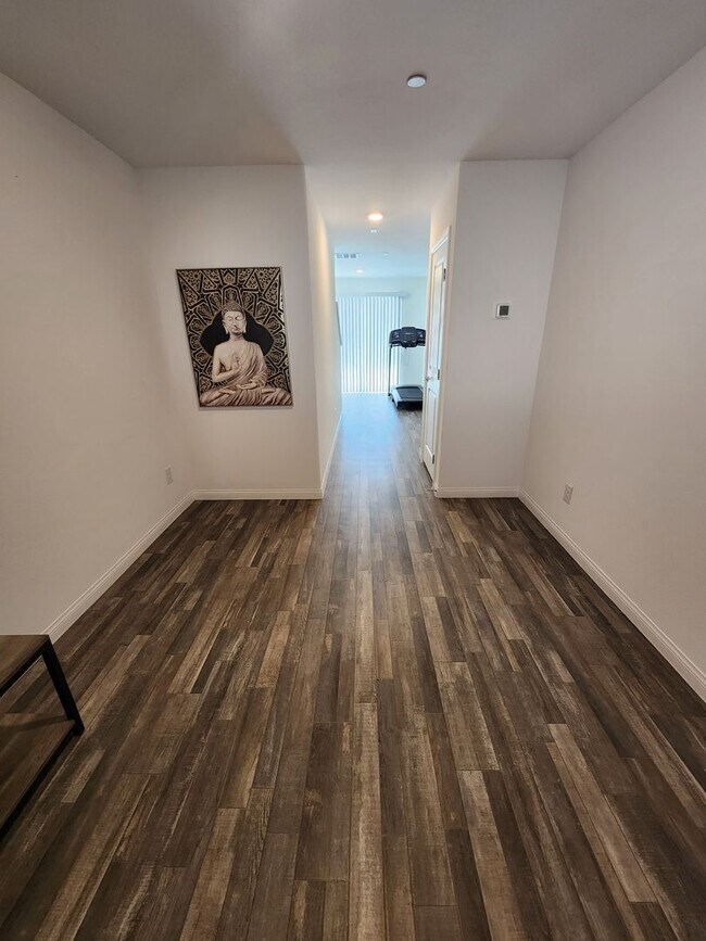 Building Photo - Charming 3BR/2.5BA Home in Las Vegas – Uti...