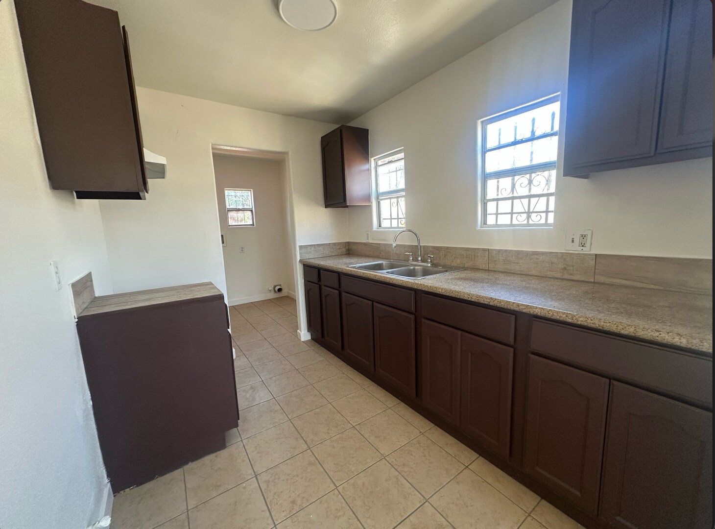 Building Photo - 8114 S Hoover St