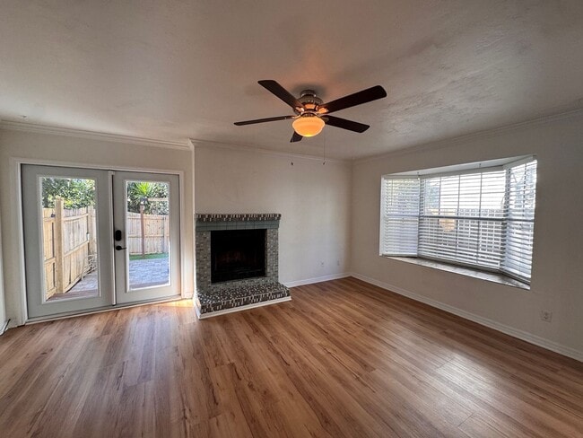 Building Photo - Spacious 2-bedroom, 1.5-bath end-unit townhouse in Carriage House