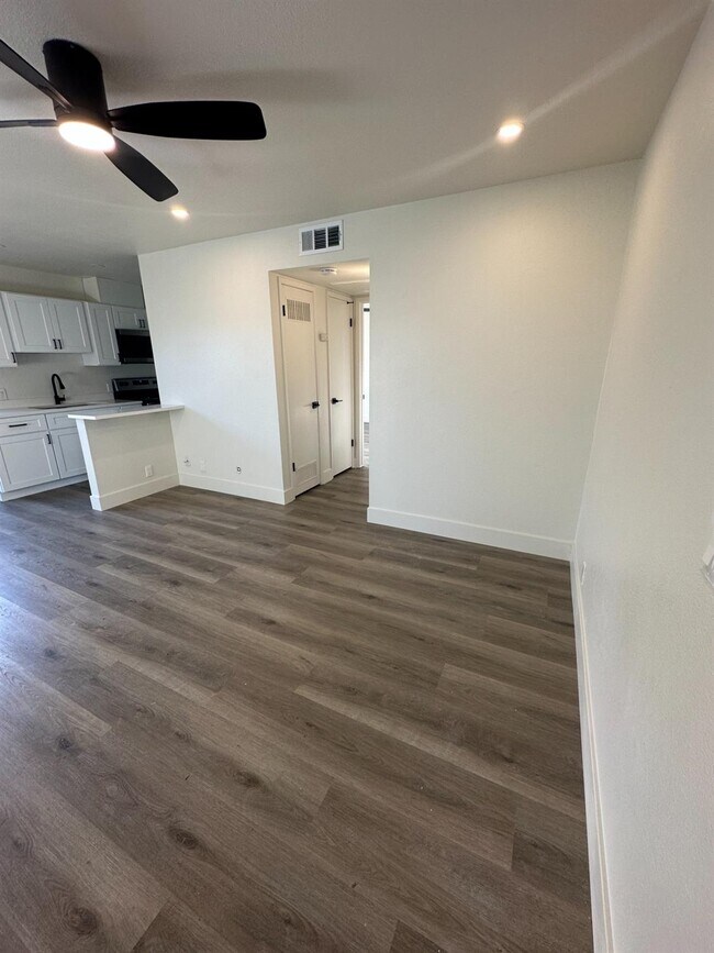 Building Photo - 1069 Cherry Ln