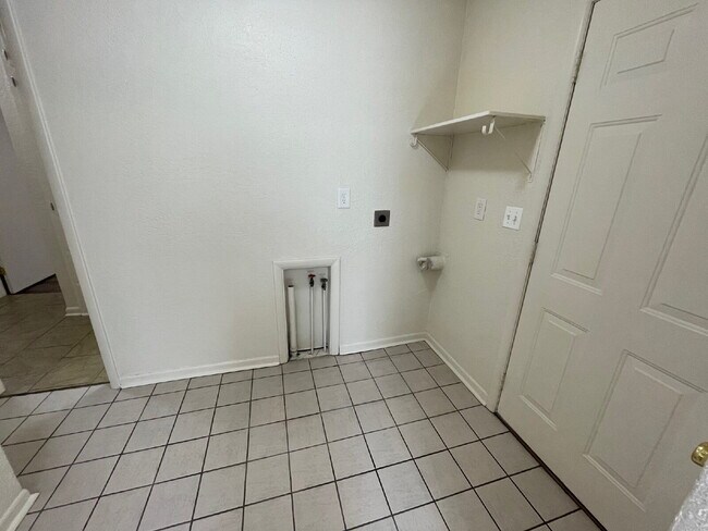 Building Photo - 1907 N Jeanette Ave