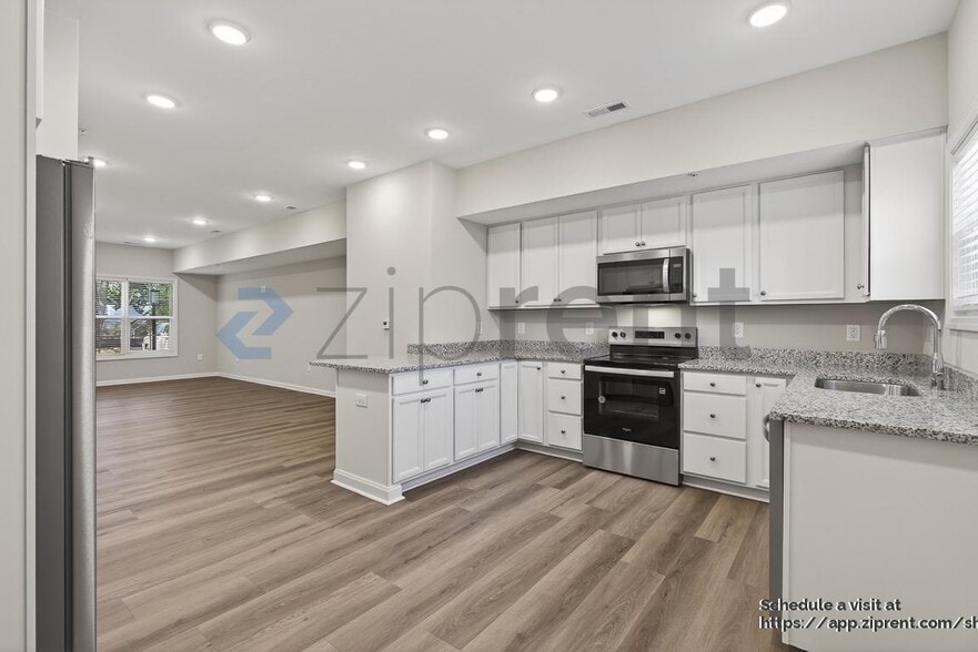 Building Photo - 1511 Fort Bragg Rd