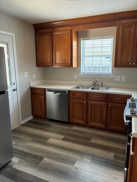Building Photo - 301 Strawbridge Ln