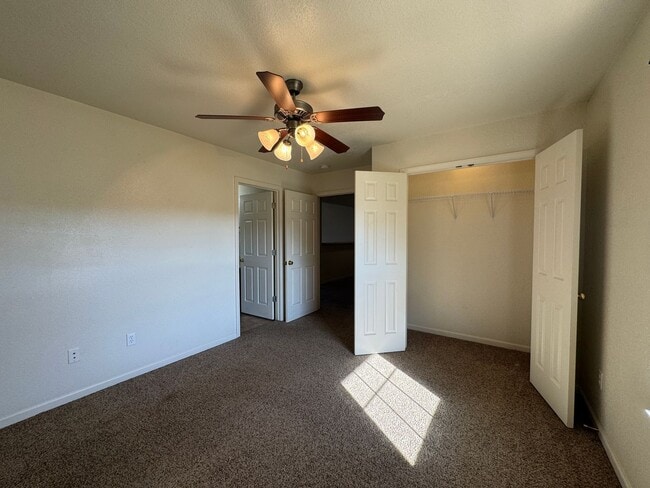 Building Photo - 3 Bed 2 Bath Duplex To Include Single Car ...