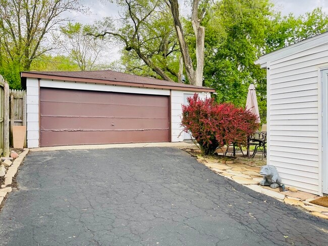 Building Photo - 36936 N Helen Dr