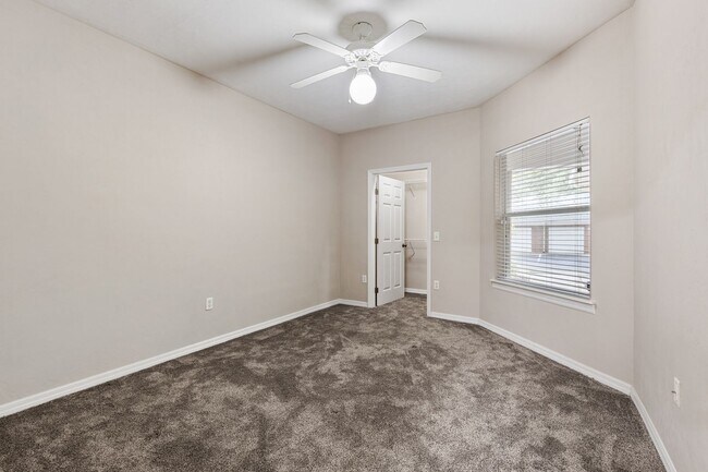 Building Photo - 2/2 Greens Condo at West End - Available July 10, 2026