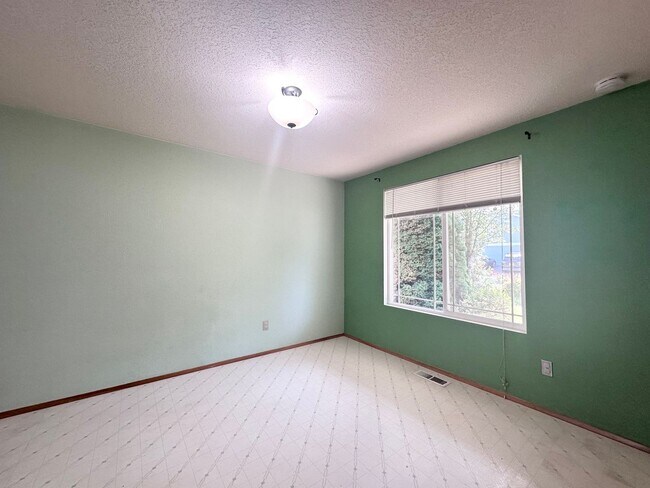 Building Photo - Wonderful centrally located Powell Butte 3...