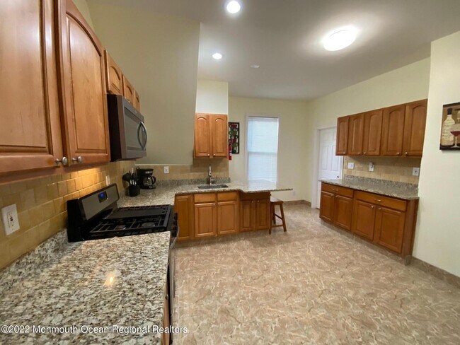 Building Photo - 95 Cooper Ave