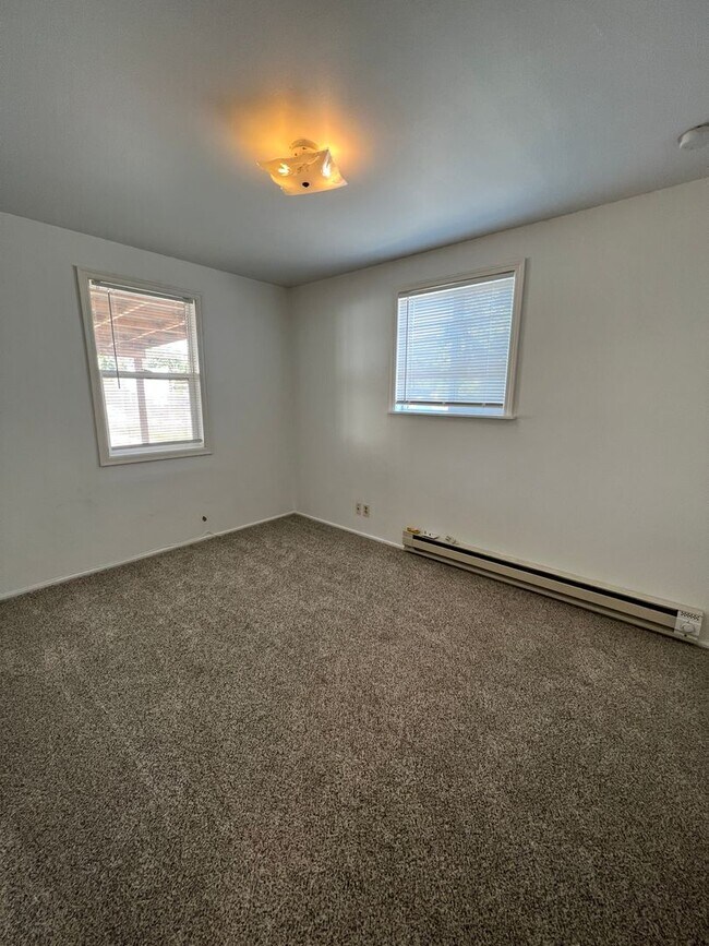 Building Photo - 228 W Northshore Dr