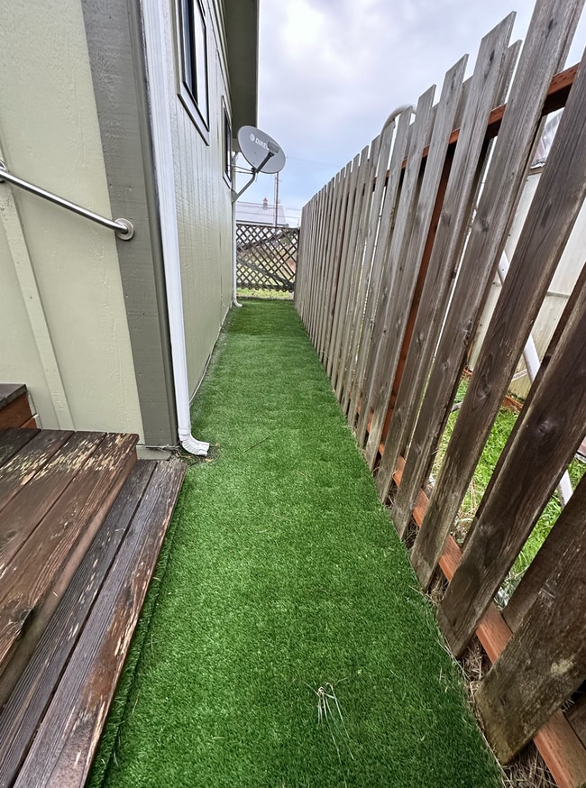 Building Photo - 2 Bedroom Apartment - Blocks From Downtown...