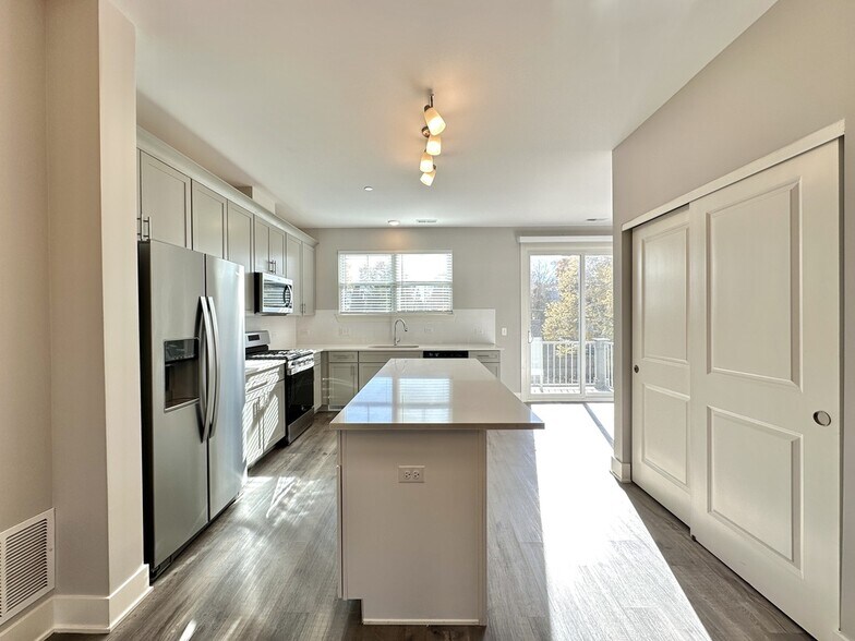 Building Photo - 615 Broadway St