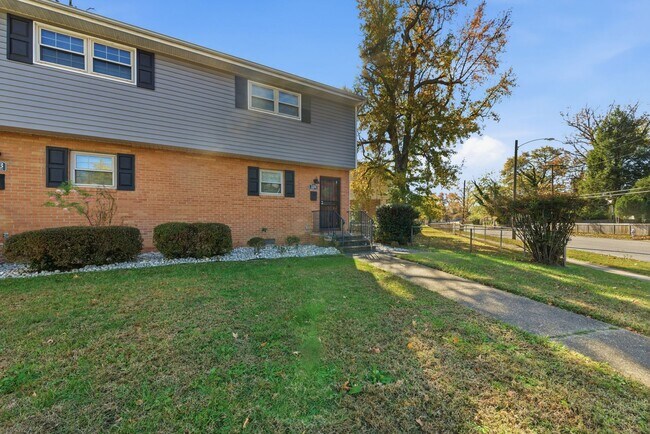 Building Photo - Charming 2-Bedroom Home with Hardwood Floors in North Highland Park