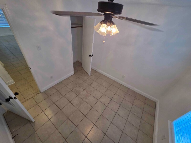 Building Photo - 1033 Lakeview Ct