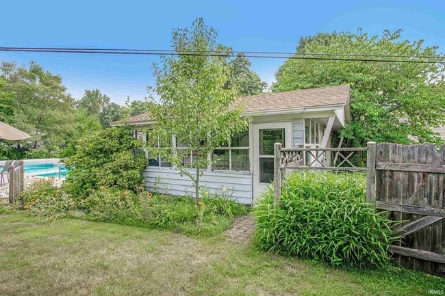 Building Photo - Inground swimming pool, 3 bedroom 1.5 bath home in South Bend IN