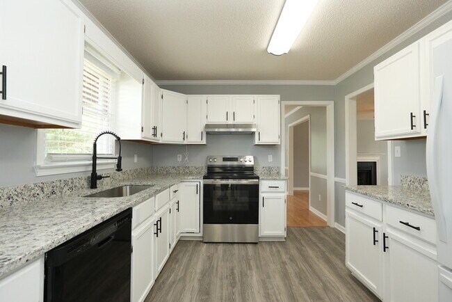 Building Photo - Charming 3-Bedroom, 2-Bathroom Home Perfec...