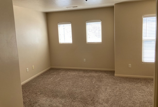 Building Photo - 3419 S River Rd