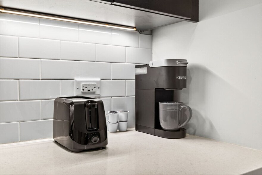 Building Photo - 1001 N Himes Ave