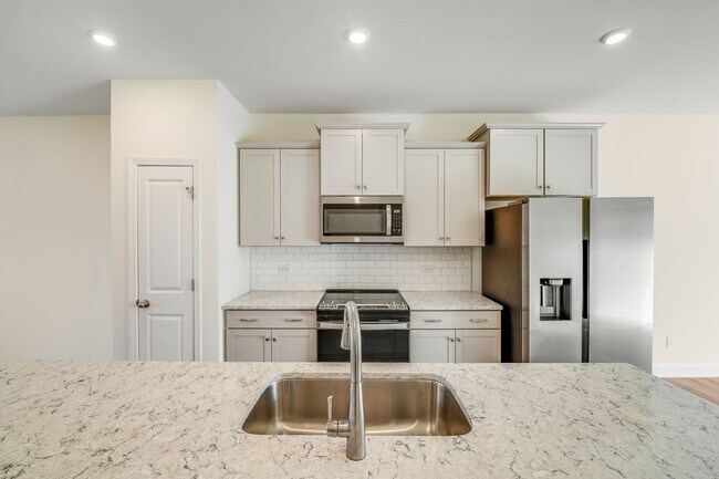 Building Photo - 2BR Townhome w/ 2 En-Suite Baths + Garage in 28208