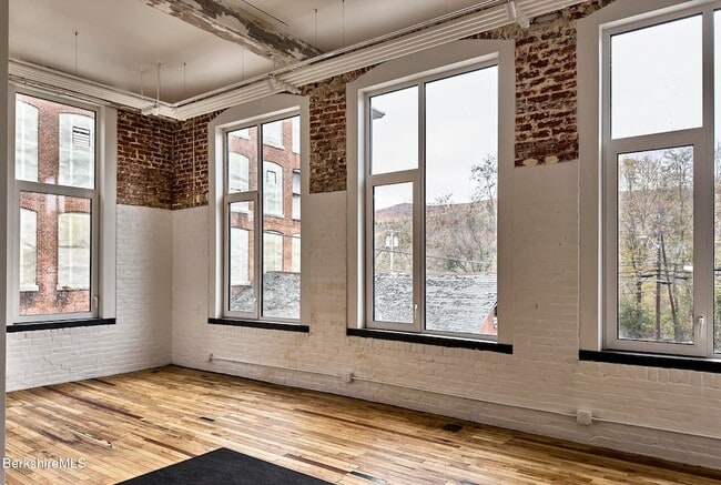 Building Photo - 520 State Rd